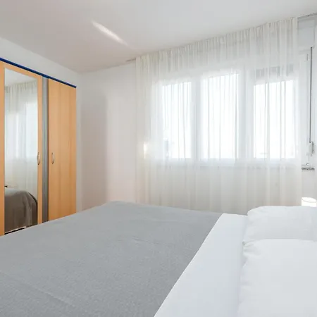 Appartement Gorgeous In With Kitchen